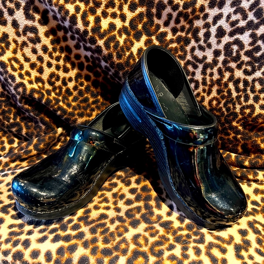 Dansko black patent leather size 8 used clogs medium width